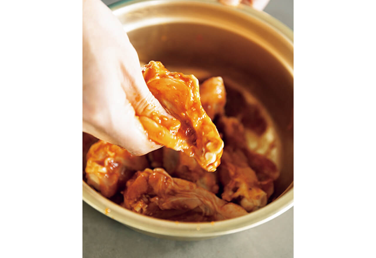 「肉の厚みのある部分を開いておくと味がよく入りますね。ヤンニョムは玉ねぎのすりおろし入り。肉にしっかりからみます」（コウケンテツさん）