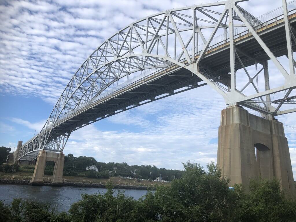 運河の大きな橋