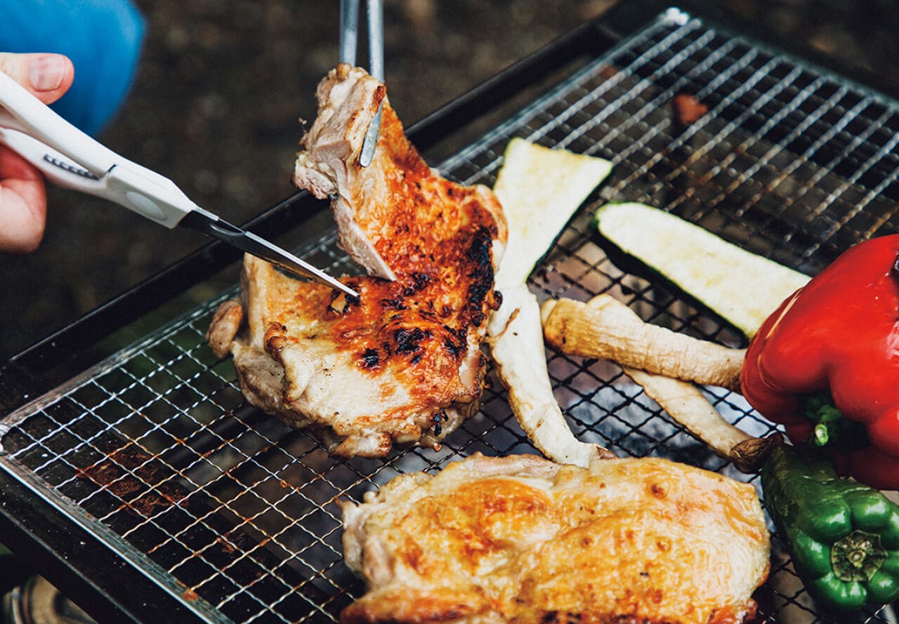 ②の鶏肉をハサミで食べやすく切って、火が通っていないようなら火が通るまで焼く。野菜とともに器に盛って、温めたカレー、ごはんと一緒に食べる。
