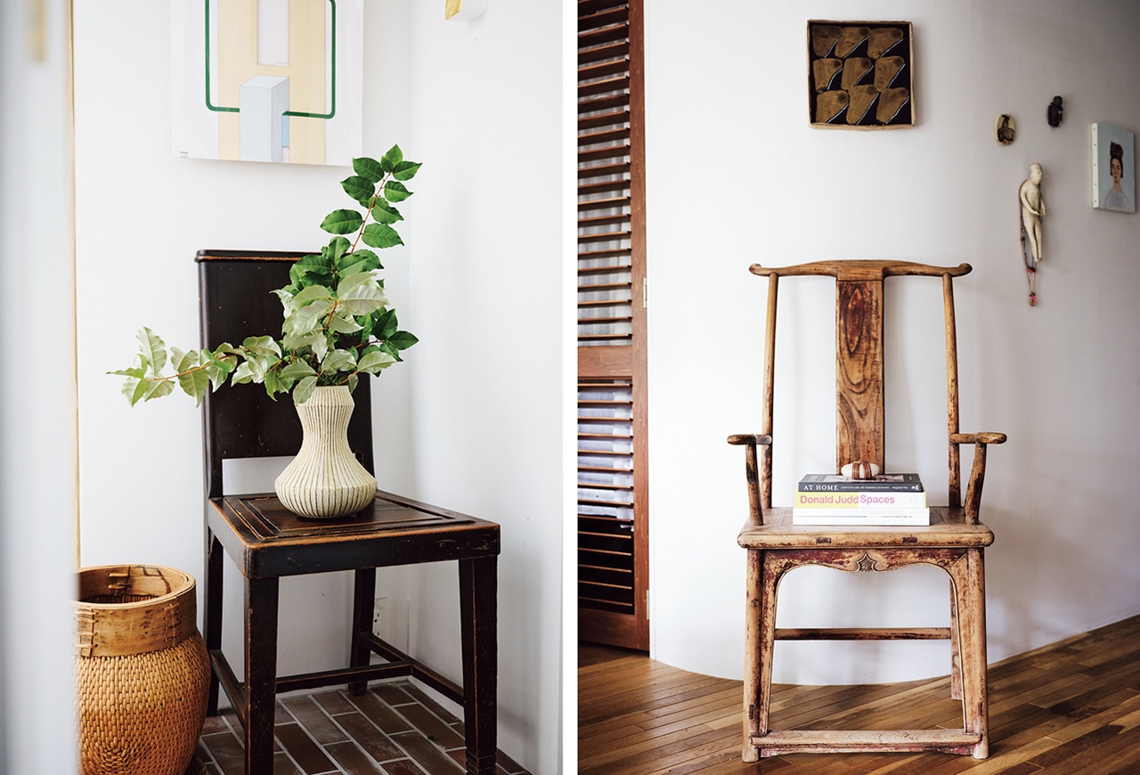 （右）白壁の前で木目の美しさが引き立つ、山東省の伝統的デザインの椅子。抜け感があるため、サイズのわりに圧迫感なし　（左）座面がリバーシブルの直線的な椅子は、板面を上にしてディスプレイ台として玄関に
