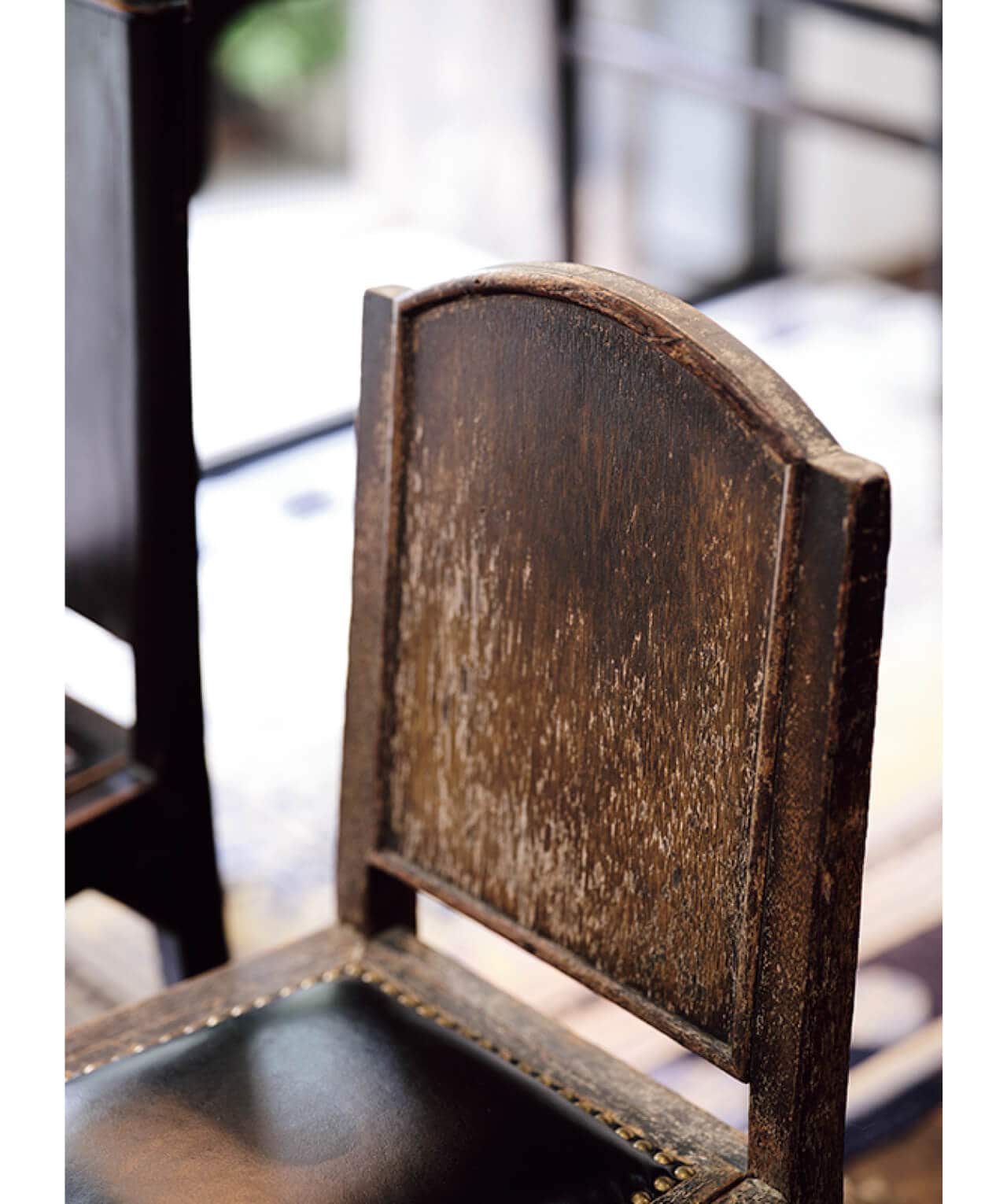 「デザインはもちろん、風合いでも存在感を示してくれる椅子ですね」（石井佳苗さん）。老上海の椅子￥88000
