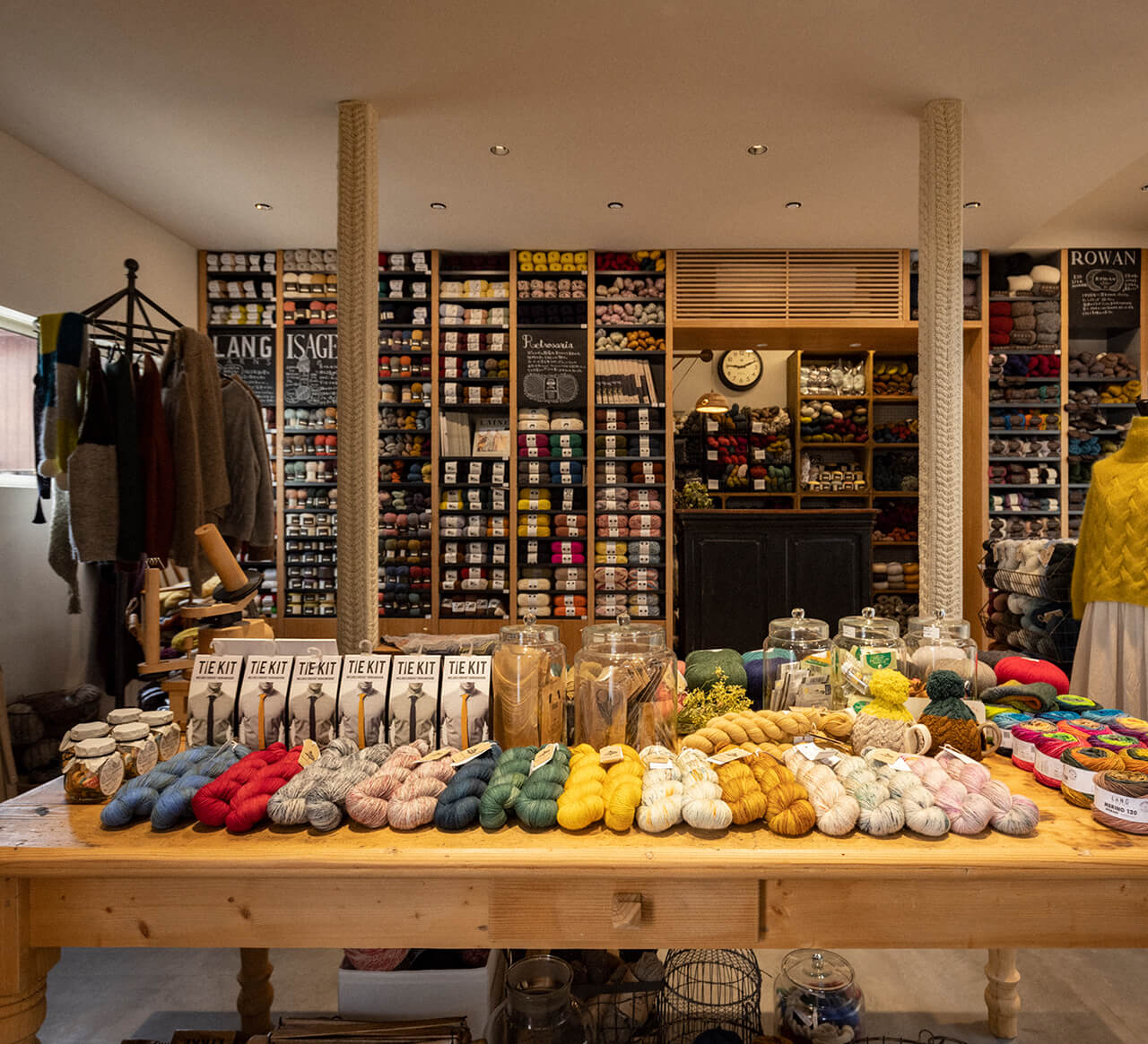 輸入毛糸店『amuhibi』の1階。編み物教室はその2階に。