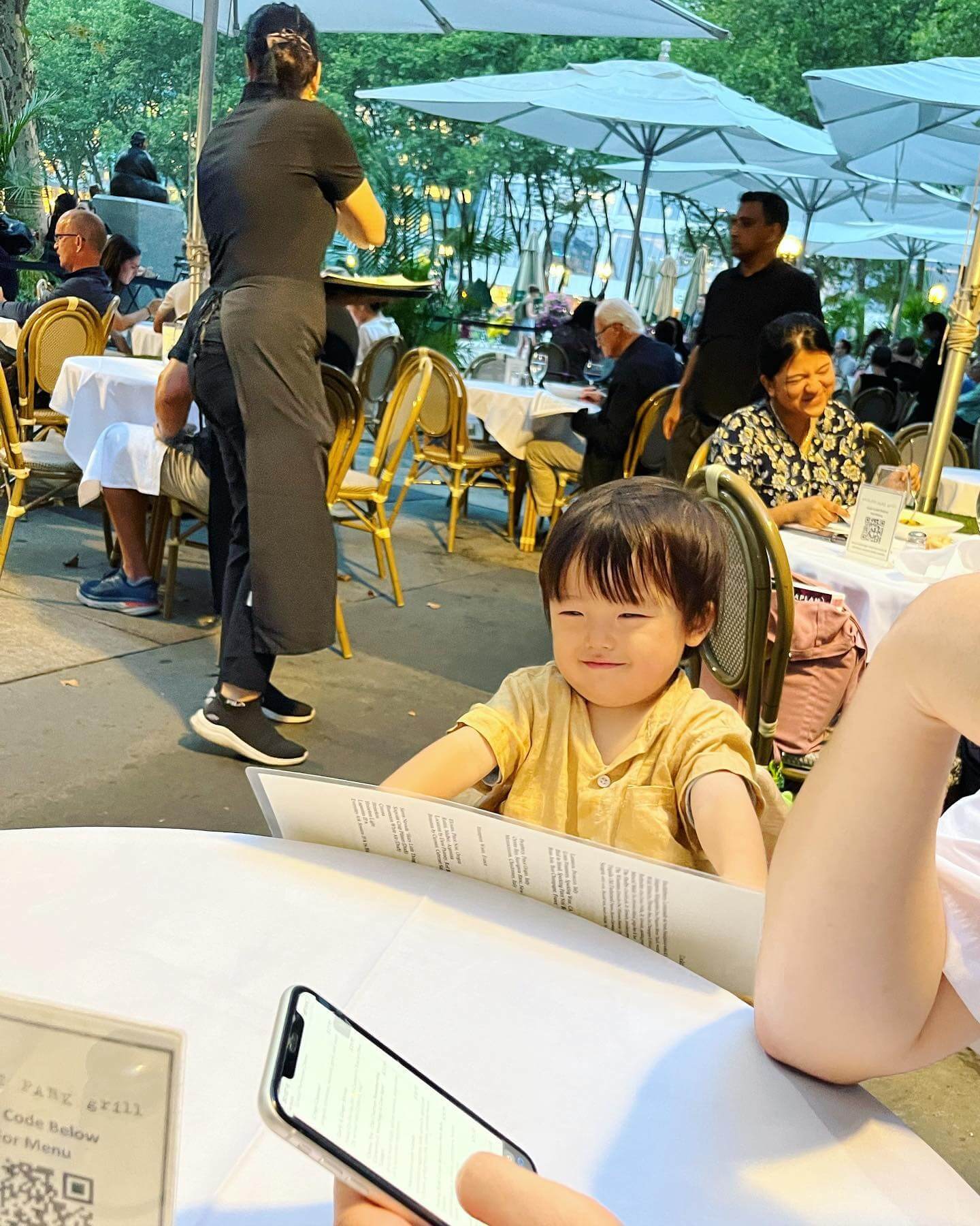 写真：レストランでメニューを見る1歳児の息子の様子