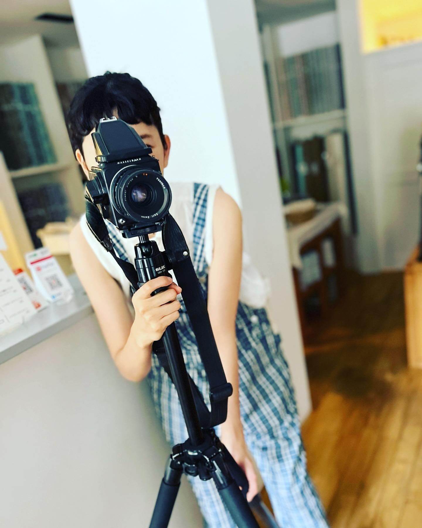 写真：カメラを構える菊池亜希子さん