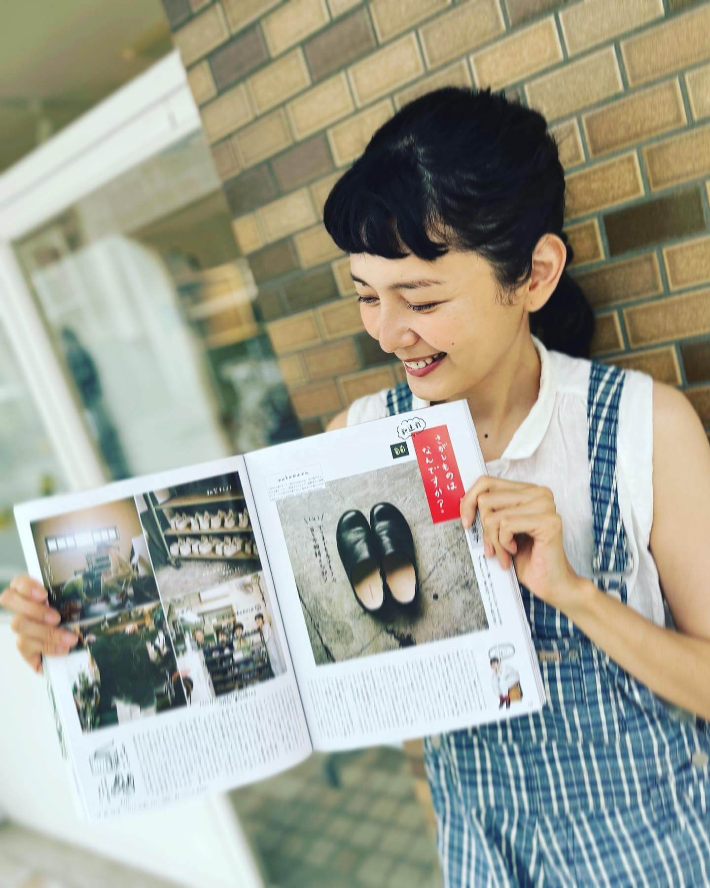 写真：LEE8月号の「さがしものはなんですか？」のページを開いている菊池亜希子さん