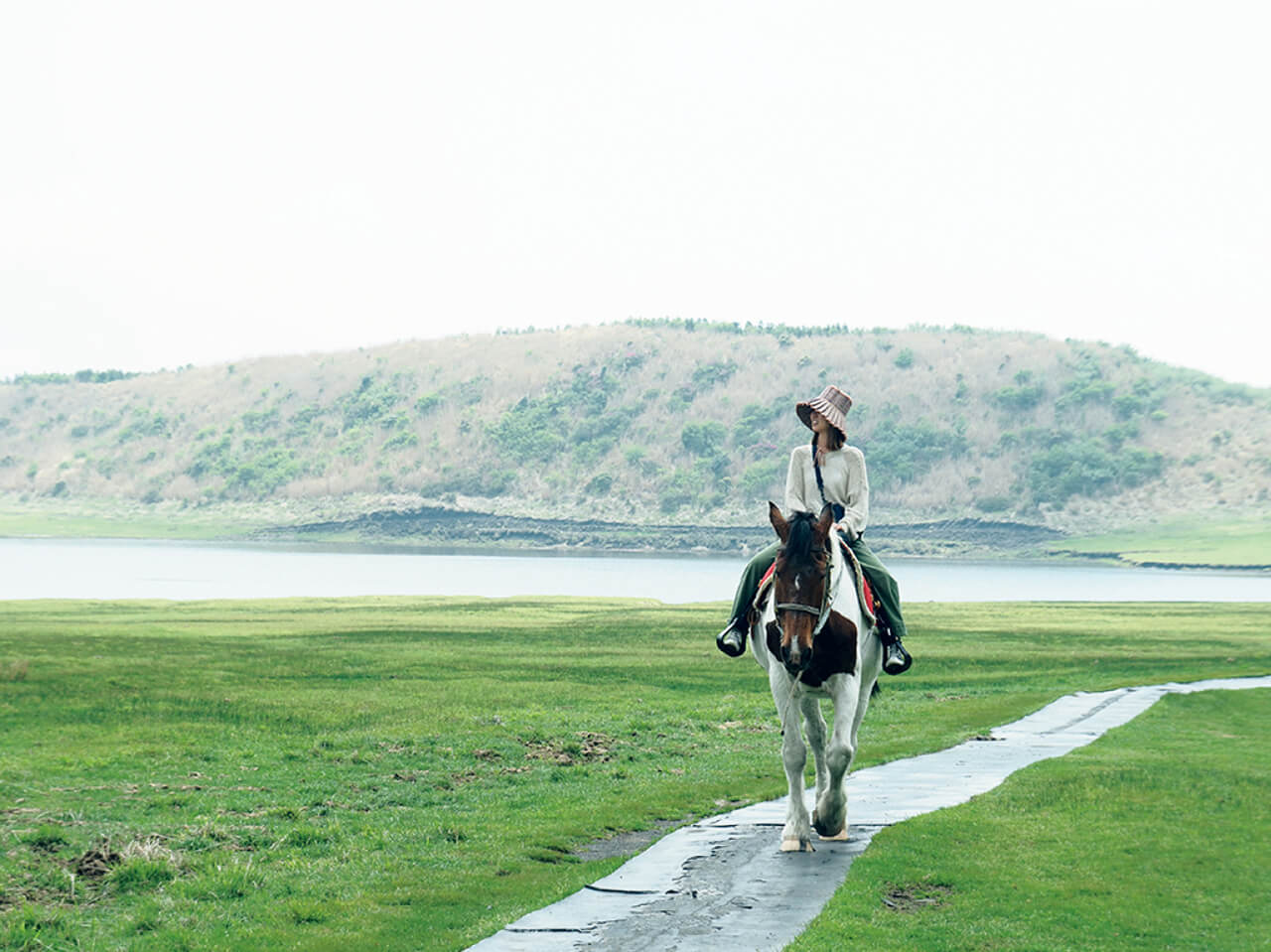 「阿蘇くじゅう国立公園の草千里ヶ浜で乗馬体験を。馬の背で揺られながら雄大な景色をゆったり眺めた贅沢な時間でした」（TB リヨンさん）