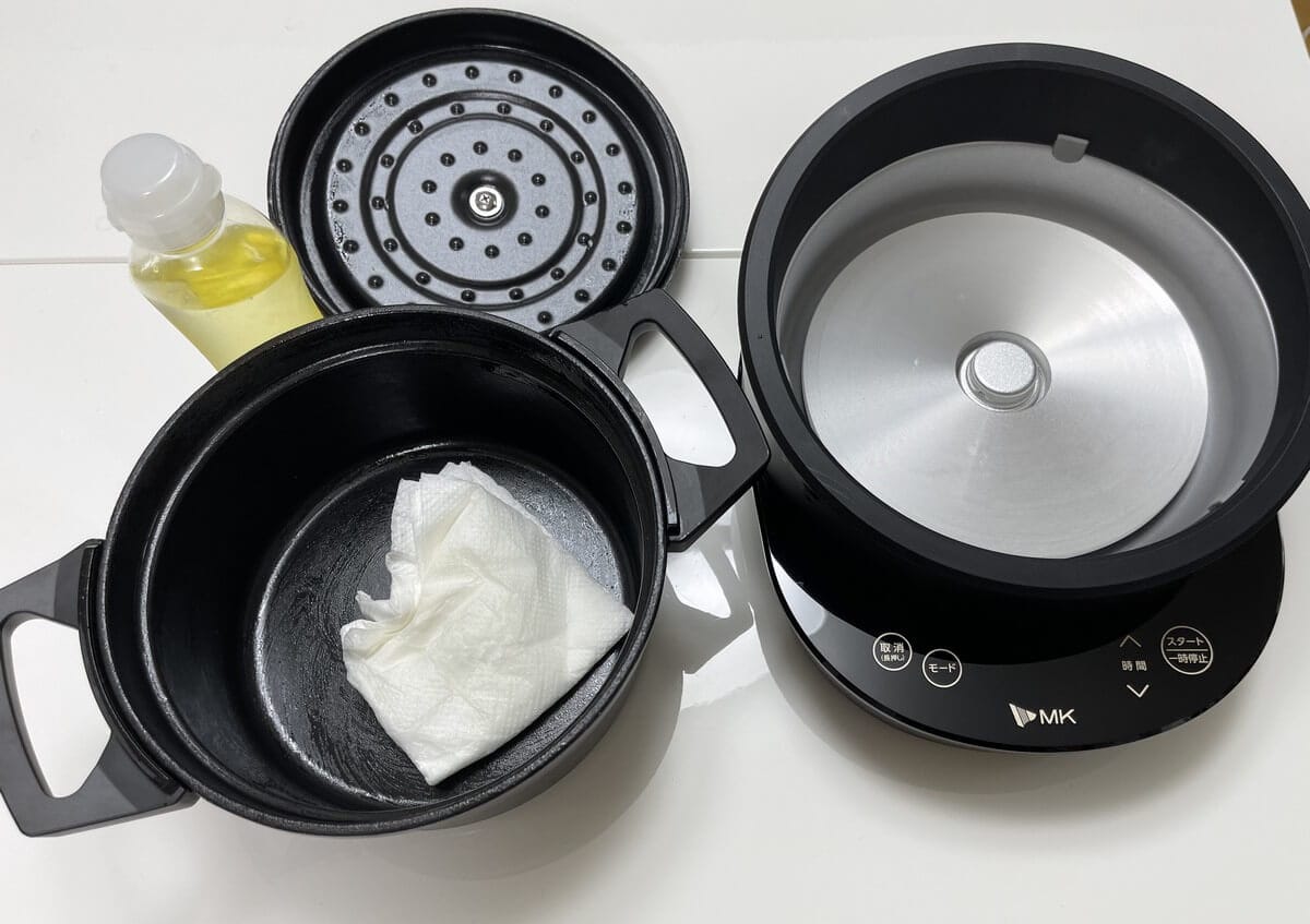 まずは「油ならし」と呼ばれるシーズニングをします。鍋とふたを洗って、布巾で拭いて乾燥させたら、キッチンペーパーに油を染み込ませて鍋の内側、鍋のふち、ふたのふちに薄く塗ります