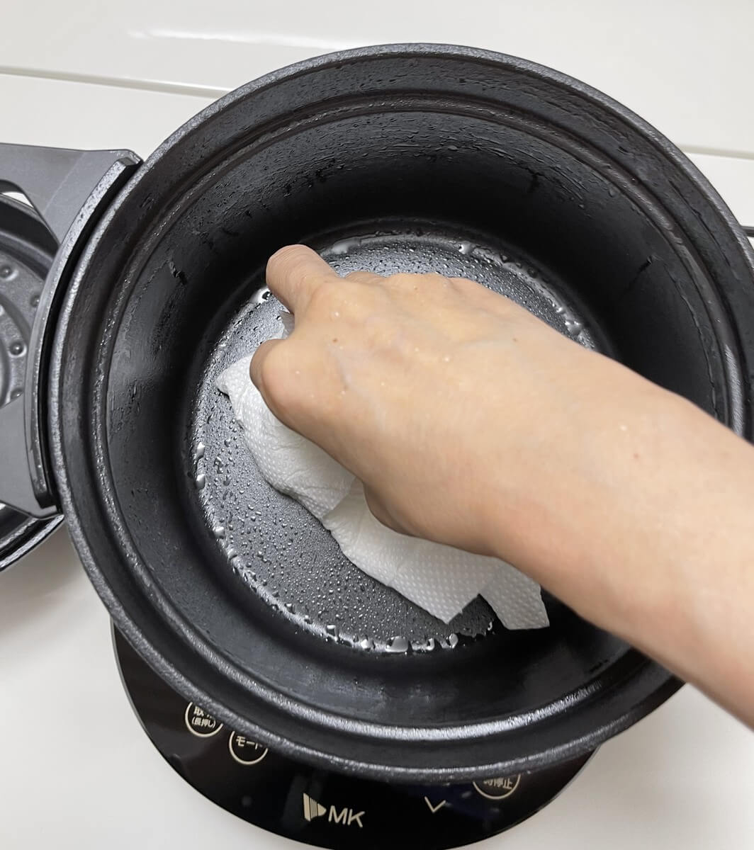 鍋がさわれるくらいまで冷めたら、余分な油を拭き取ればシーズニング完了！