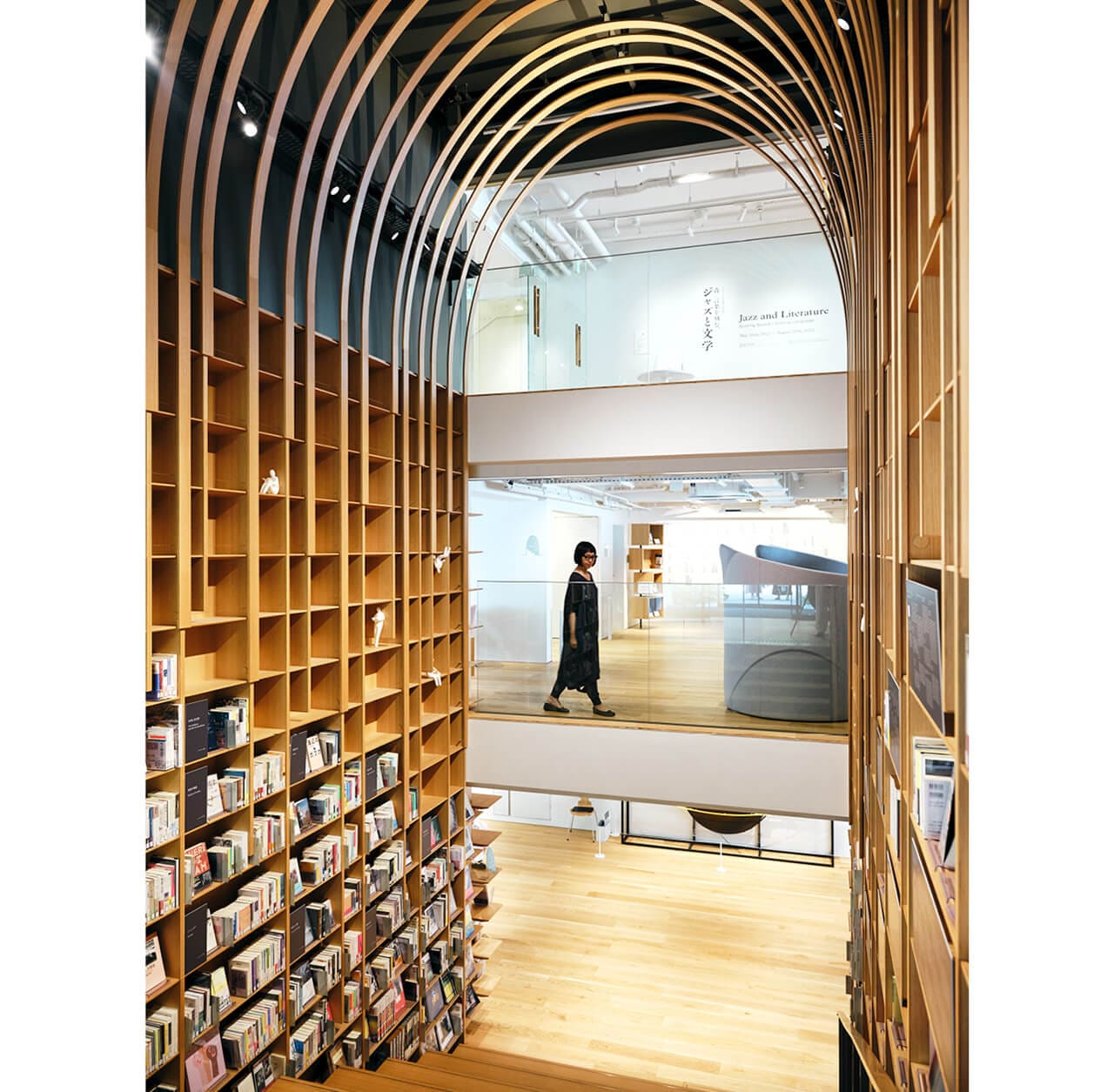 エントランス前の“階段本棚”には村上作品を核として多様な分野の本が並ぶ