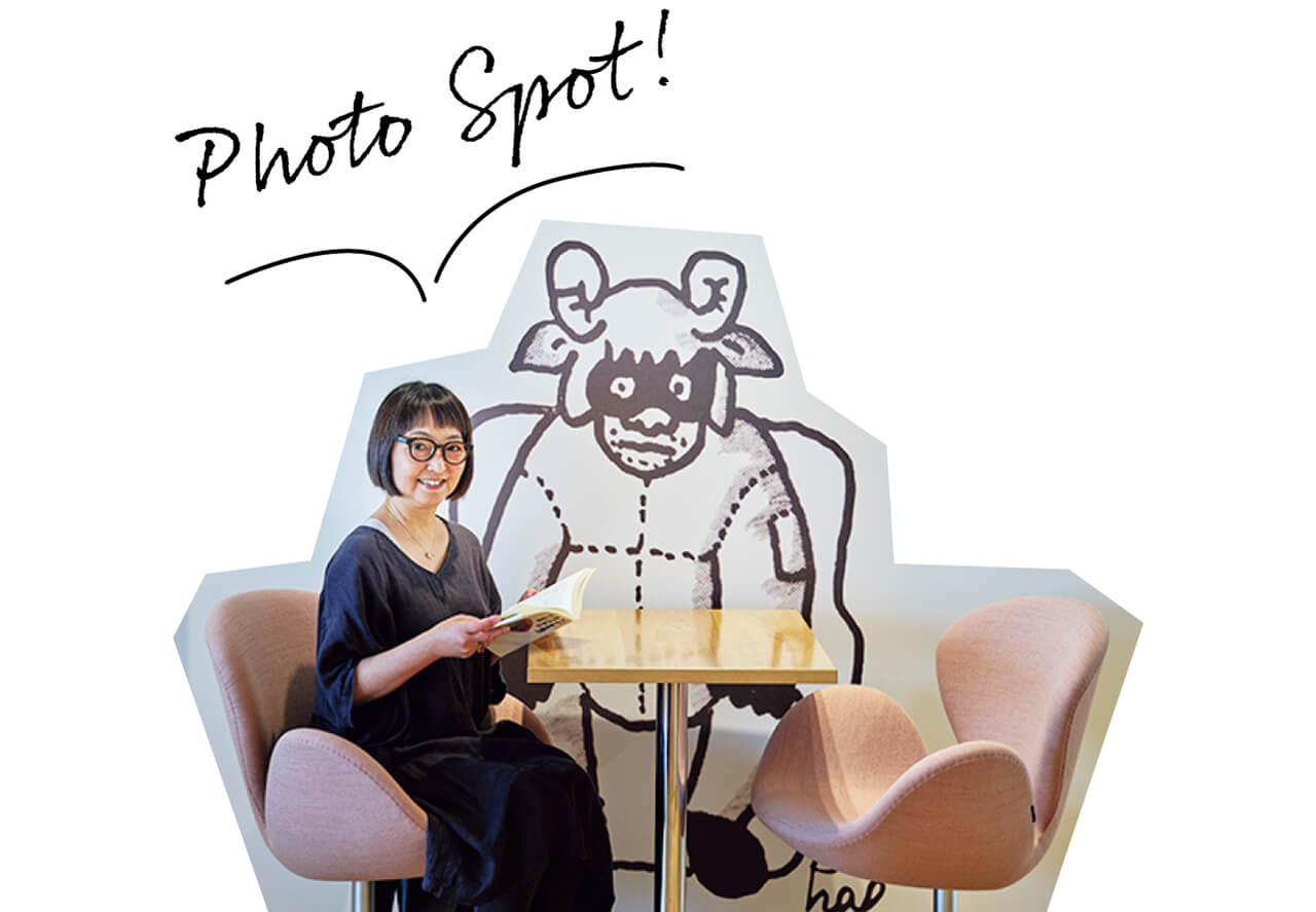 ヤコブセンの「スワンチェア」に座り、ファンにはおなじみのキャラクター“羊男”と記念撮影　Photo Spot!