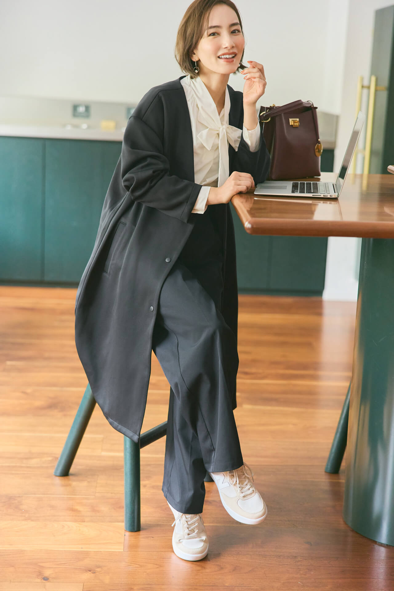 辻元舞さん／THE CITY WOMEN ボアジャケット　￥10890 THE CITY WOMEN ストレートパンツ　￥9790 THE CITY WOMEN  ニットトップ　￥7590