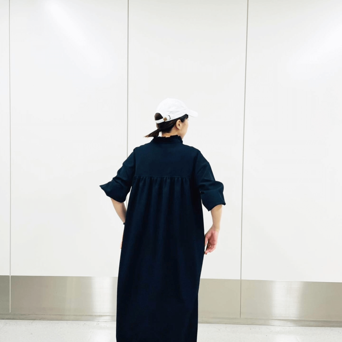 写真：12closet 石上美津江さんコラボ・フリル衿ワンピースを着るがみちゃんの後ろ姿