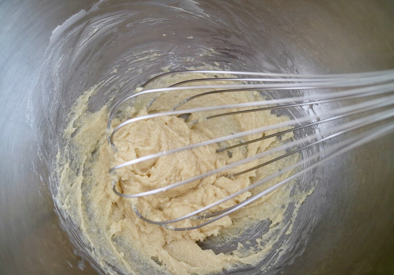 ボウルにバターを入れ、泡立て器で空気を含ませるようにクリーム状に軽くなるまで練り混ぜる。