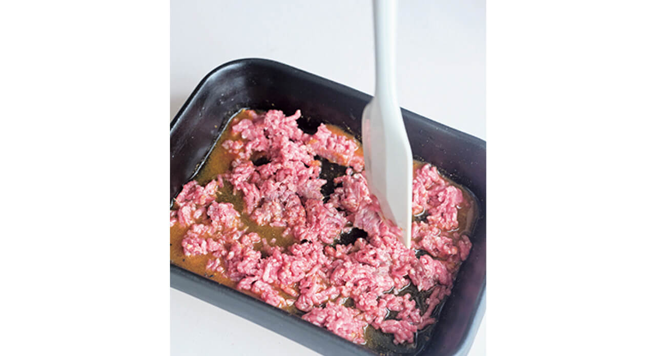 ミートソースは、耐熱皿に直接ひき肉を入れ、調味料を加えてひと混ぜ。「ボウルいらずで洗い物も少なく」（若山曜子さん）