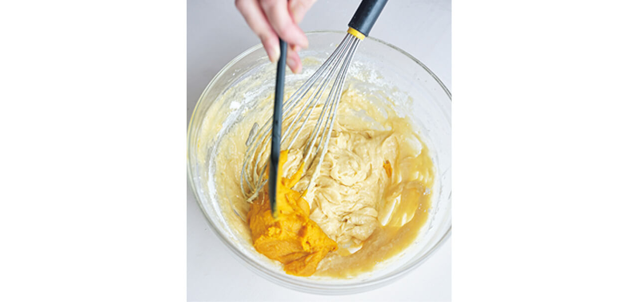 ふんわり食感の秘密は、バターが抱え込めるギリギリの水分量だから。必ず粉を半量入れてから、水分の多いかぼちゃを加える