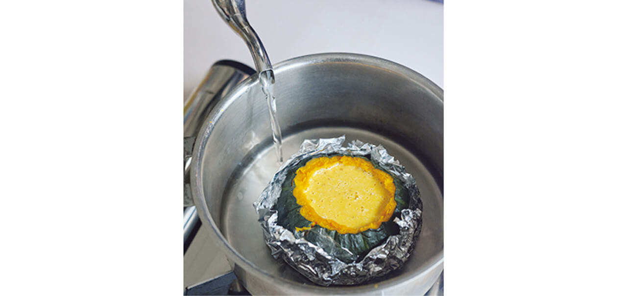 蒸気が効率的に回るように深めの鍋で。万が一、皮が少し破れても、ラップ＋アルミ箔で二重に包んでおけば安心