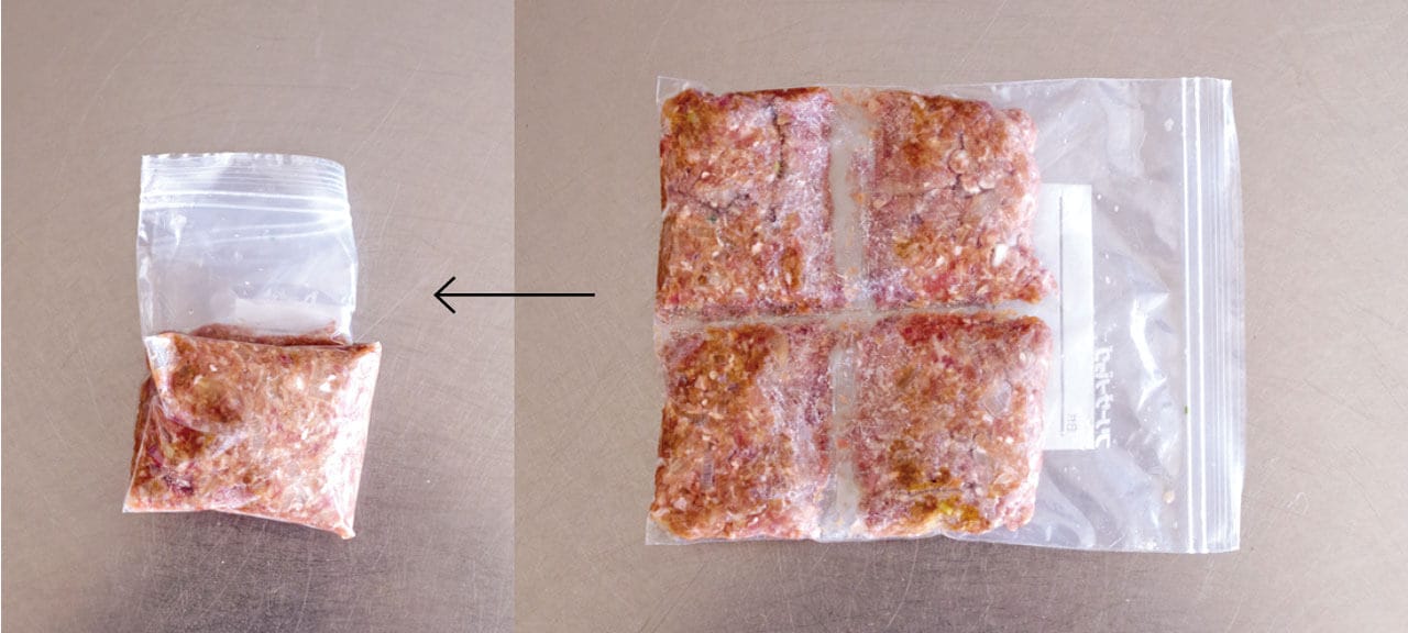 肉ダネを保存袋に平らに詰め、袋の上から指で使う分ずつ十字にすじ目を入れ、たたんで冷凍