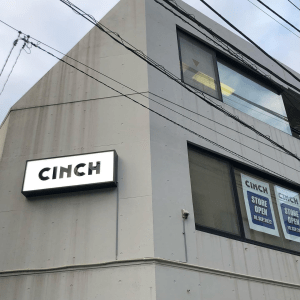 写真：CINCH STOREの外観と看板