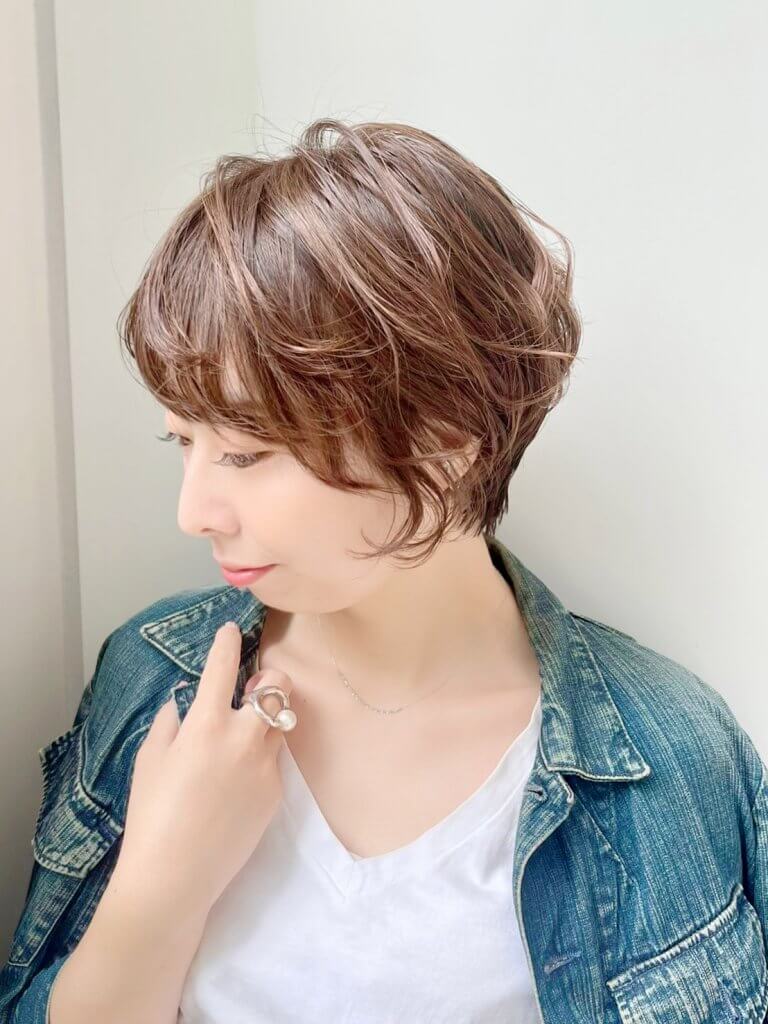 30代秋ショートヘア ハイライトで動きのある長めショート Lee