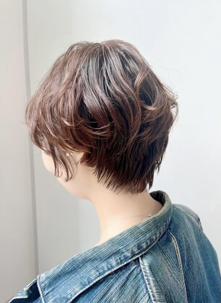 30代秋ショートヘア ハイライトで動きのある長めショート Lee