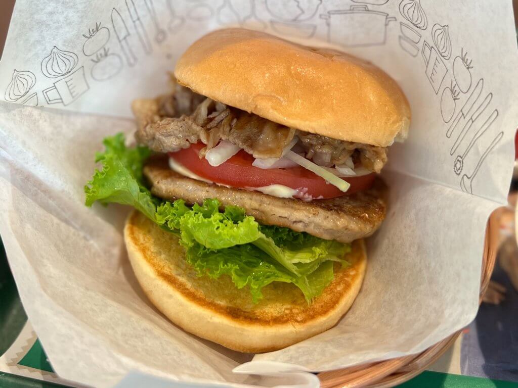 沖縄本土復帰50年×モスバーガー創業50周年の記念バーガー「オキナワBBQバーガー」