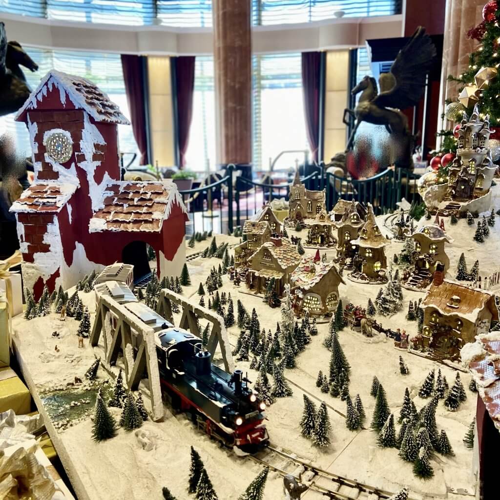 クリスマスツリー　ウェスティンホテル東京　雪　汽車