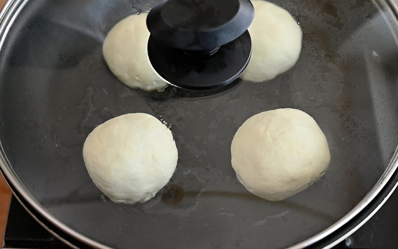 フライパンを熱しサラダ油を入れ、４を丸いまま並べて蓋をし２〜３分弱めの中火で焼く。