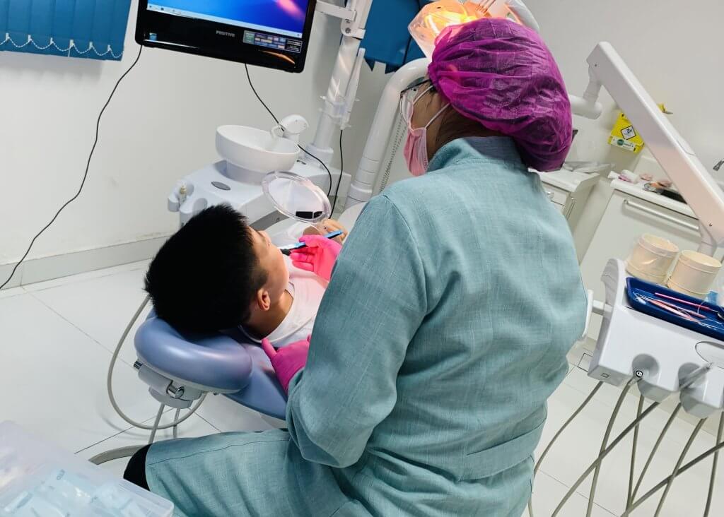 ブラジルの小児歯科医の診察