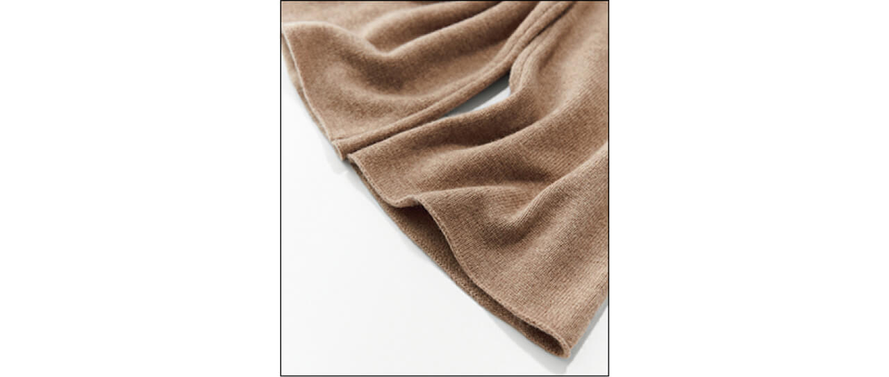 裾は編み端のロールを生かしたナチュラルなデザイン。幅にゆとりがあるので、厚手の靴下やスニーカーも合わせやすい。