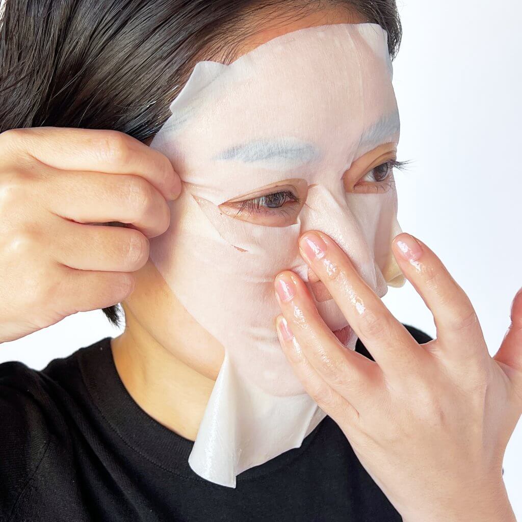 マスクには頬の部分に2段階の切り込みがあって、頬やほうれい線のあたりを引き上げながら密着させることができるんです！