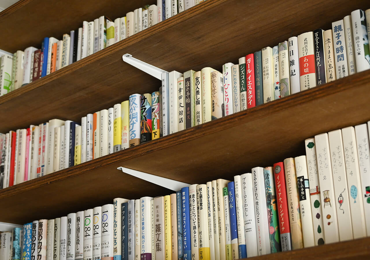 文筆家、編集者・小川奈緒さん　最愛の作品だけを収めた書棚