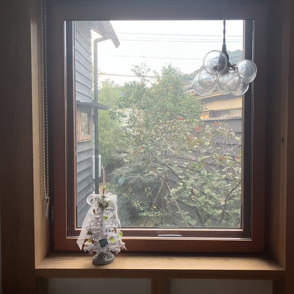 オカベマキコさんのツリー　窓辺
