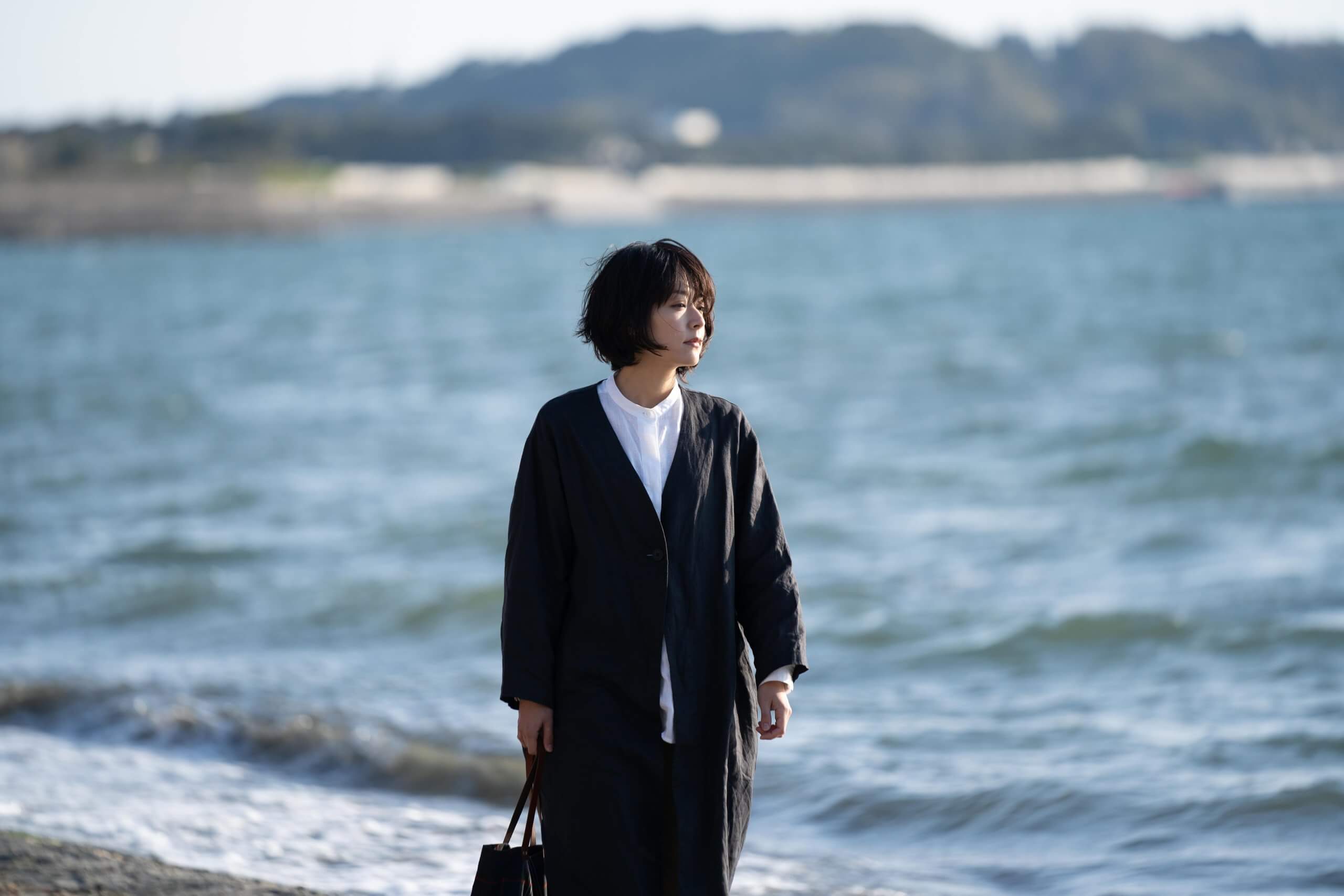 写真：映画「わたしのお母さん」のワンシーン/海岸を歩く井上真央さん