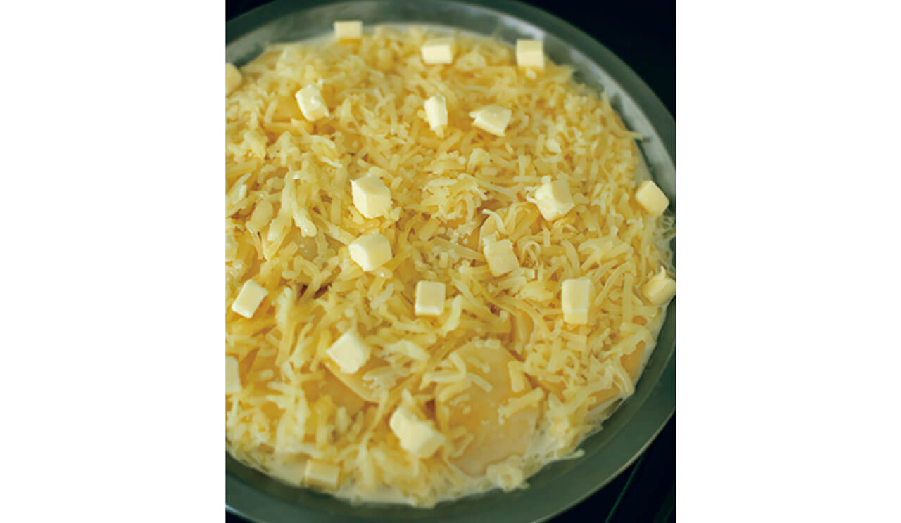 たっぷりのチーズの上にバターを散らして、こんがりと焼く。