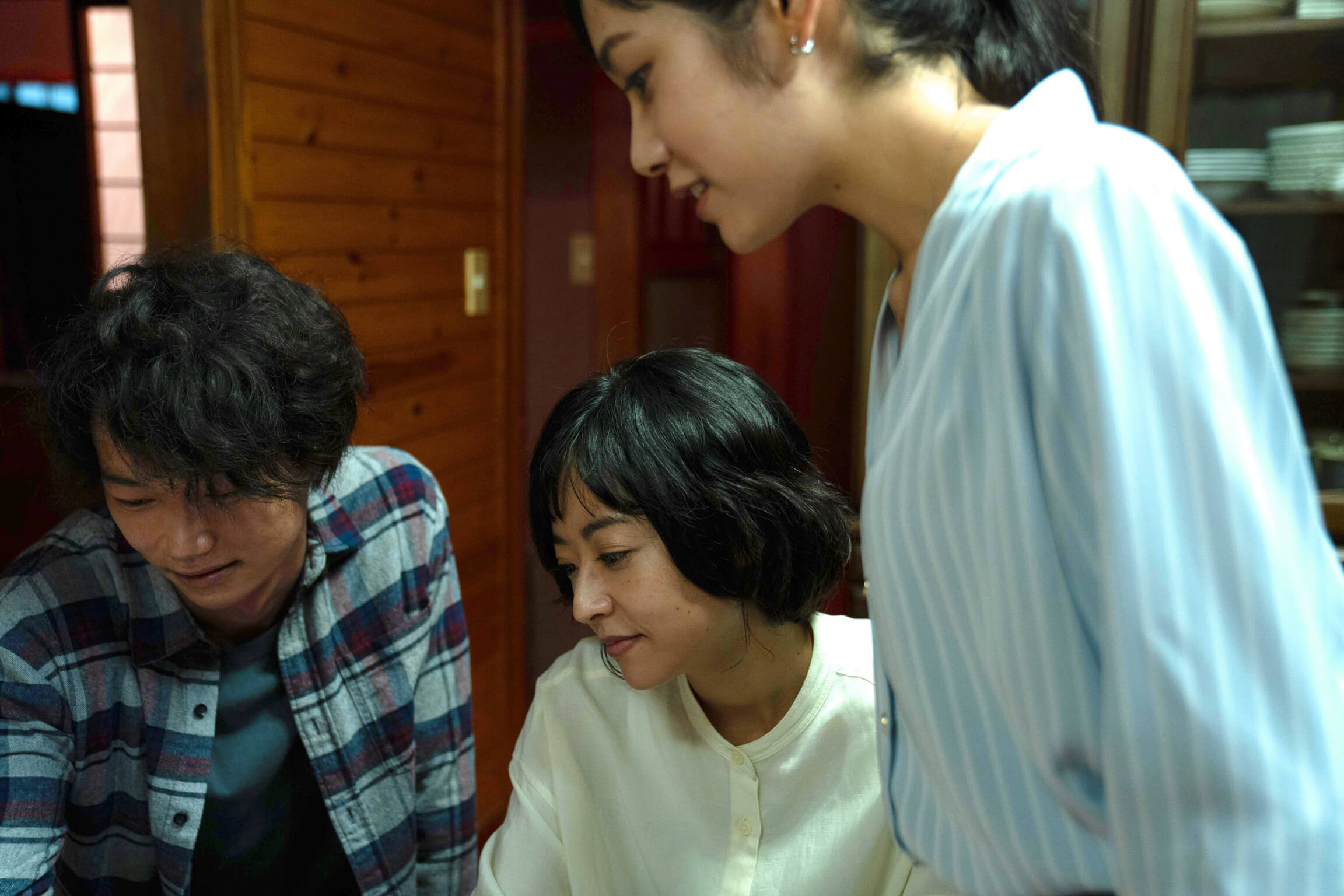 写真：映画「わたしのお母さん」のワンシーン/井上真央さんと若い男女
