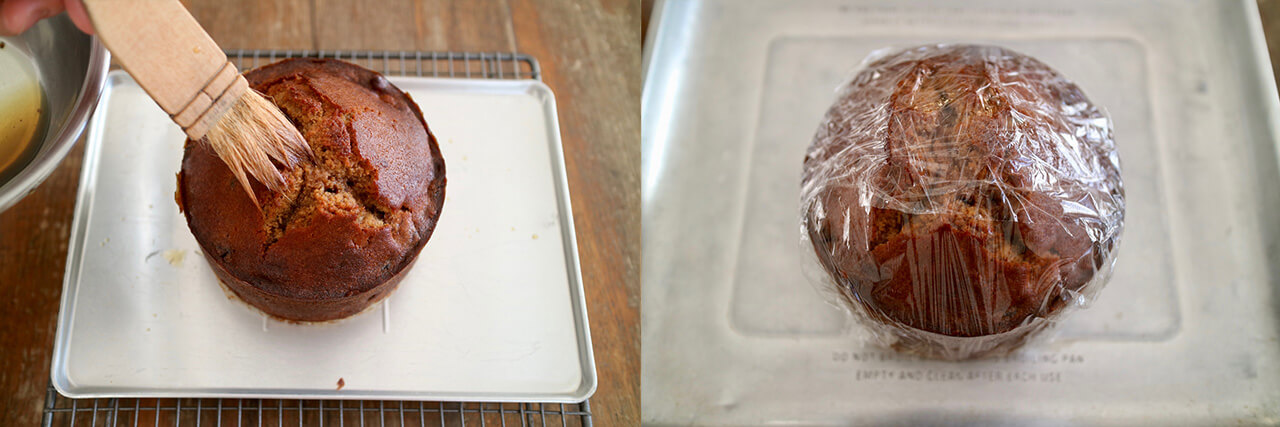 歩粉　ラムフルーツクリスマスケーキ　刷毛でシロップをケーキの上面に塗ってラップで包む