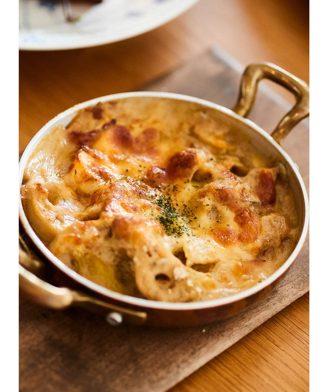 「バッラリーニ」のサービングパンには根菜と鶏肉、白菜のグラタンを。ホワイトソースは小麦粉ではなく米粉で作るのがコツ。