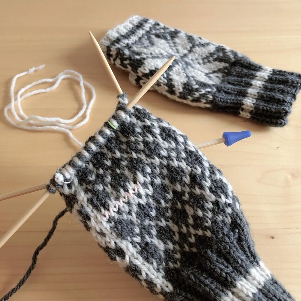 雪柄ハンドウォーマー すぎやまとも 大切に使いたい手編みのこもの
