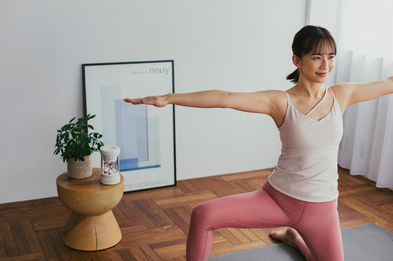 ピラティスレッスン中にバルミューダ ザ・スピーカーを使う優木まおみさん