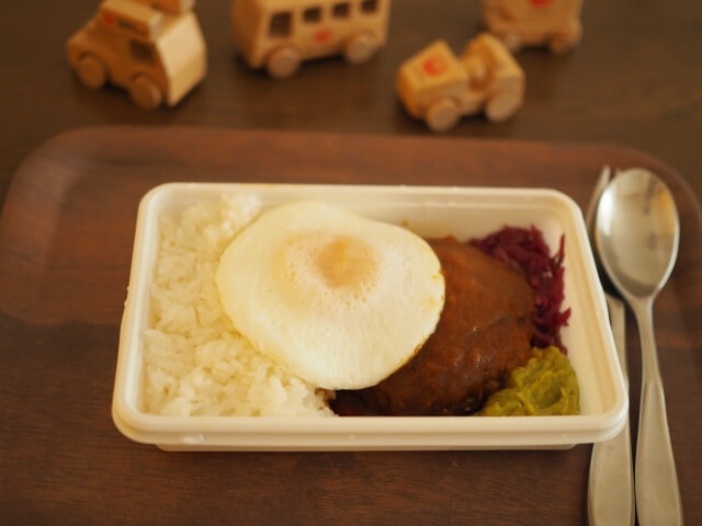世界の機内食　ロコモコ