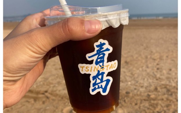 中国、青島の海岸で購入したコーヒー