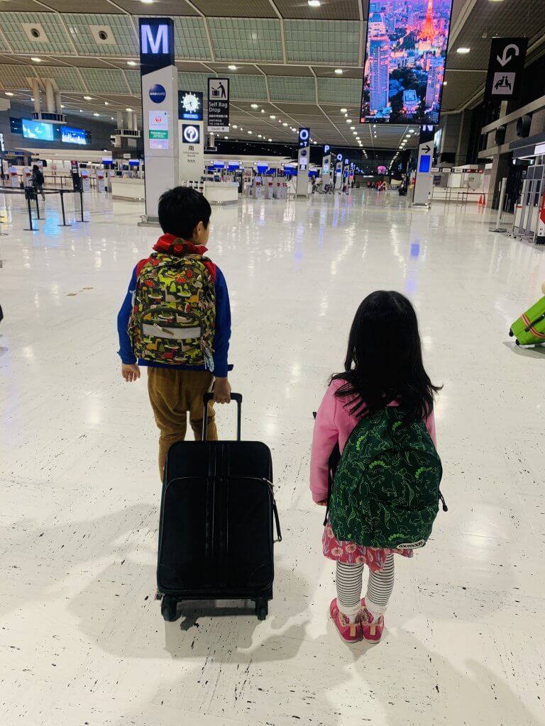 空港を歩く子どもたち