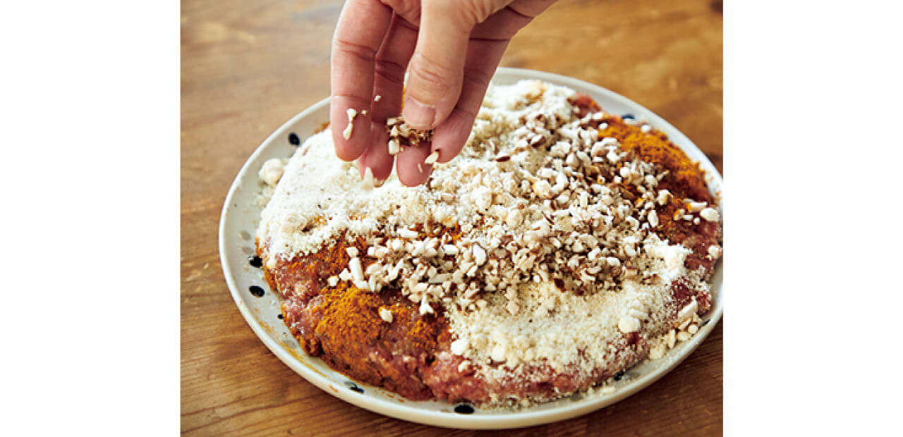 ミートボールは、ひき肉の上にカレー粉とチーズを振りかけ、上からたっぷりしいたけを。「それぞれが卓上でスプーンですくって、好みの味を作って楽しみます」（堤 人美さん）