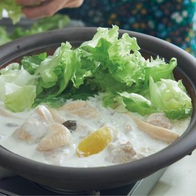 レタスたっぷり！「チキンとちぎりレタスのココナッツミルク鍋」レシピ／堤 人美さん