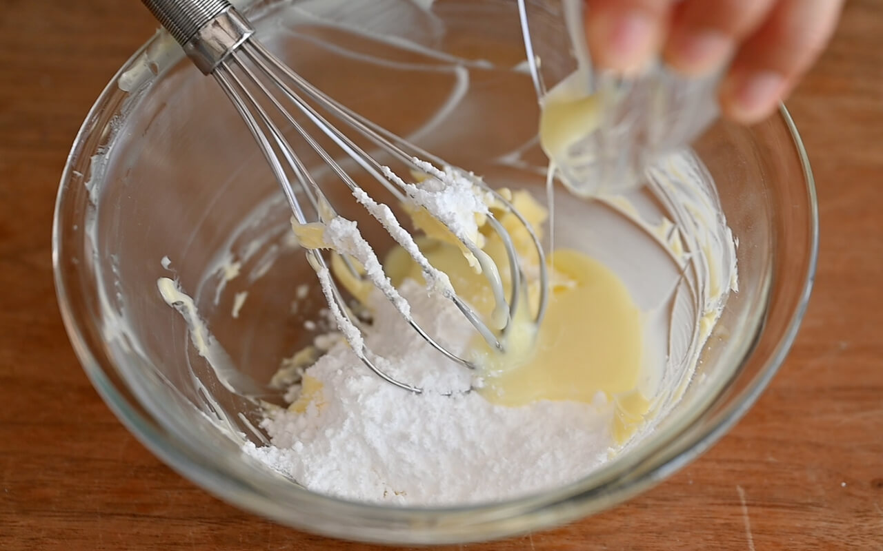 粉砂糖と練乳を入れ泡立て器で混ぜ合わせる。