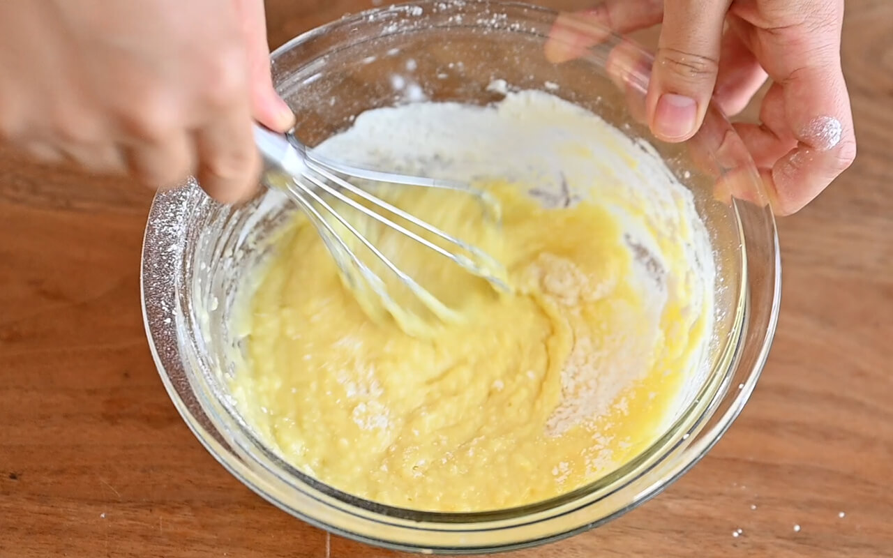 小麦粉にベーキングパウダーを混ぜて振るい入れ、泡立て器で大きく混ぜる。