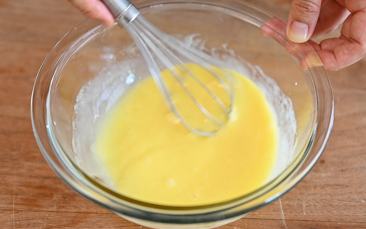 ボウルに卵、米油、砂糖、牛乳、ギリシャヨーグルトを入れ泡立て器で混ぜる。