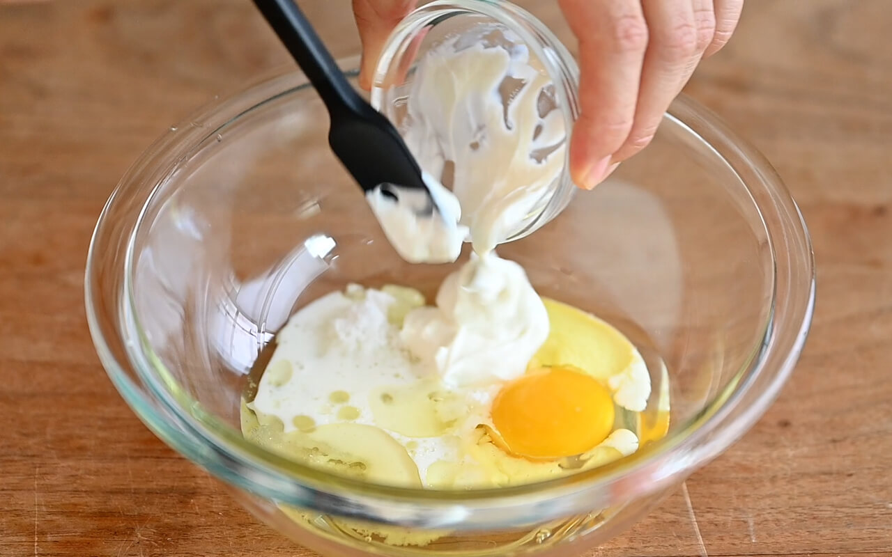 ボウルに卵、米油、砂糖、牛乳、ギリシャヨーグルトを入れ泡立て器で混ぜる。