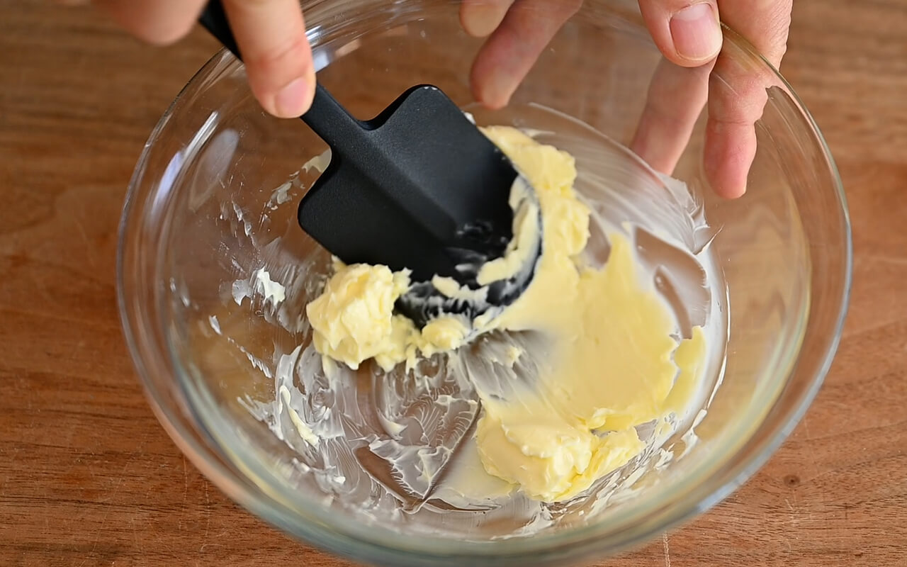 室温に戻したバターをボウルに入れクリーム状にする。