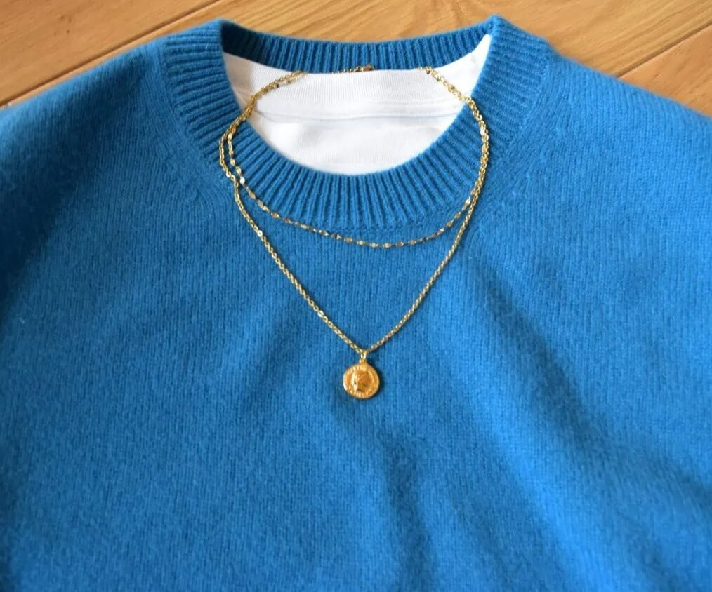ユニクロのプレミアムラムクルーネックセーター（長袖）　ブルー